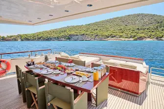 Start the day off perfectly with breakfast at the main deck aft’s dining table
