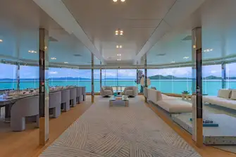 Enjoy a lovely meal with panoramic views in the owner's deck winter garden