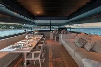 With side windows that lower and a louvre sunroof, the fly bridge sun deck can be either an open-air space or climate controlled