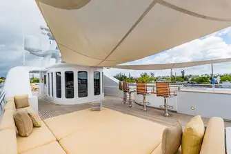 Sit up bar and sunpads forward on the sun deck