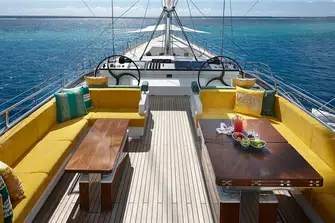 Flybridge lounge