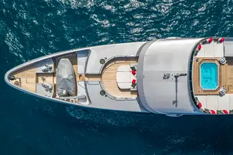 Sun deck jacuzzi and upper deck Portuguese bridge