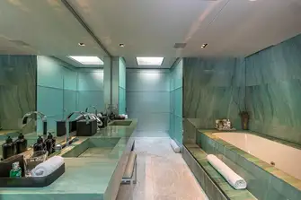 Owner's en suite bathroom