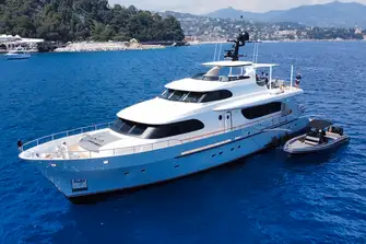 Walkaround sidedecks lead forward to a large foredeck sunpad