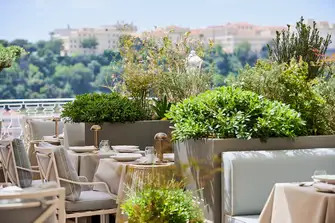 Yannick Alleno à l'Hôtel Hermitage - Relaxed seating, delicious menu - no wonder the locals love it here