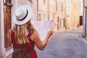 The perfect temperature for exploring the back streets of Nice Old Town
