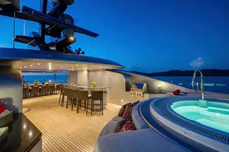 Jacuzzi, sun lounge, BBQ and open air dining on the sun deck