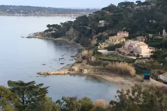 Graniers Beach is the perfect place for Côtes de Provence rosé and seafood straight from the sea - delightful