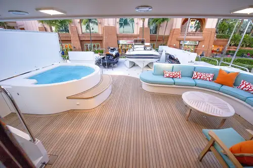 Flybridge aft jacuzzi