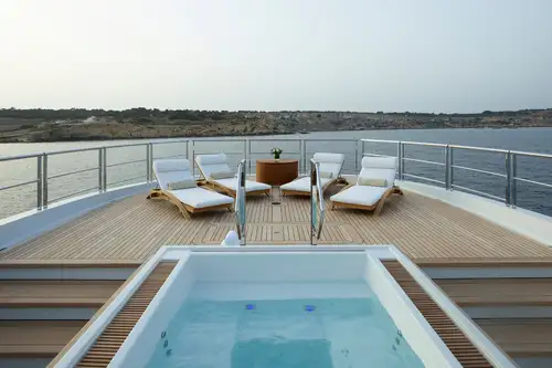 Sun deck forward